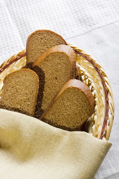 Φέτες ψωμί σε ένα καλάθι — Φωτογραφία Αρχείου