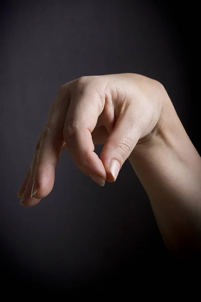 Mão feminina com dedos fechados — Fotografia de Stock