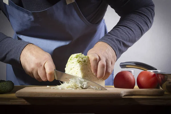 Руки с ножом рубить капусту — стоковое фото