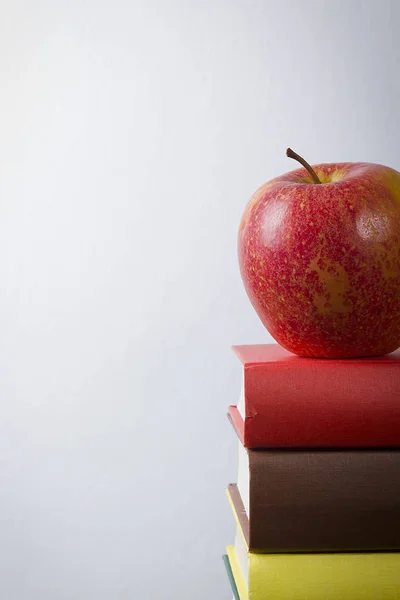 Apple e livros — Fotografia de Stock