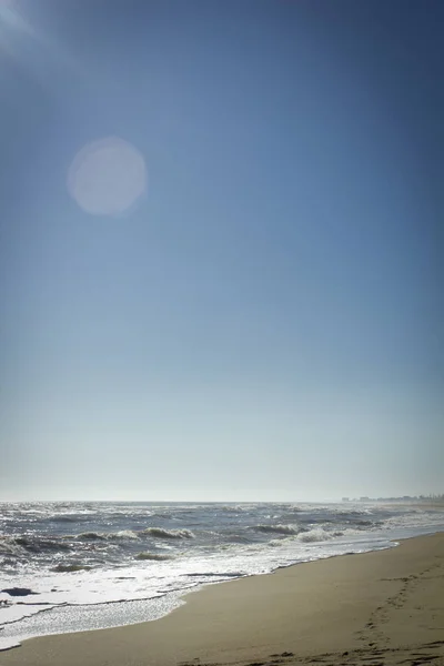 Praia e mar arenosos — Fotografia de Stock