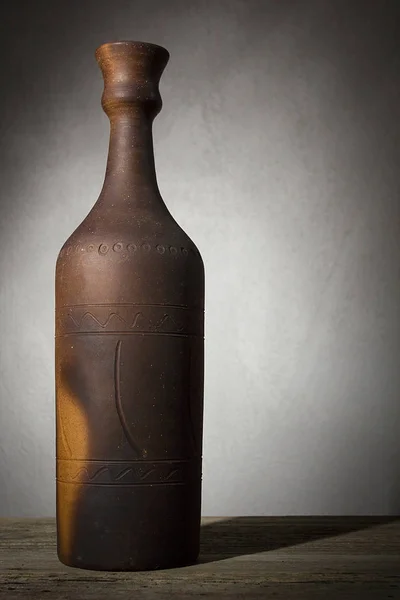 Botella de arcilla con vino — Foto de Stock