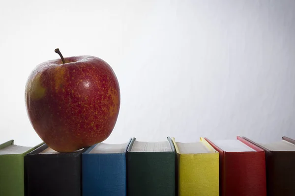 Apple e livros — Fotografia de Stock