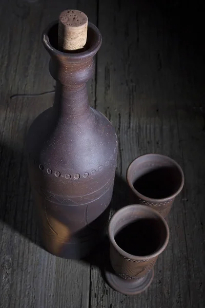 Глиняна пляшка з вином — стокове фото