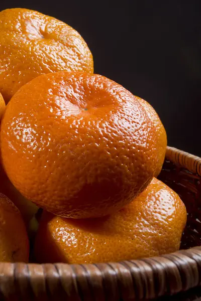 Tangerines in een mand — Stockfoto