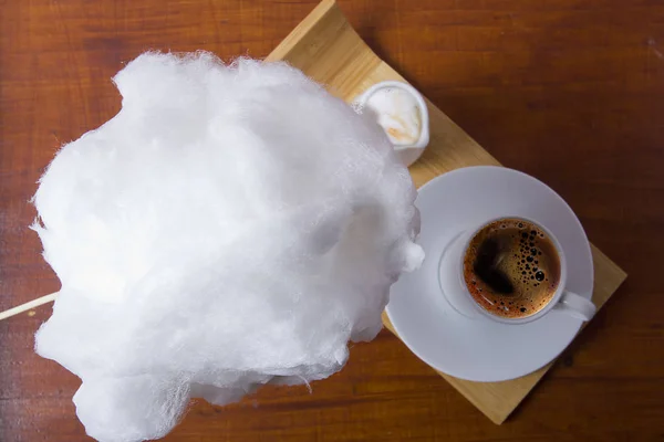 Zuckerwatte und Kaffee — Stockfoto