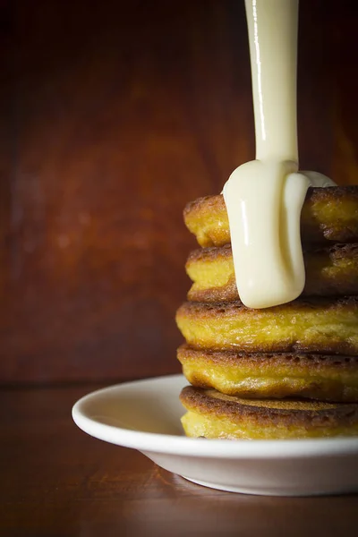 Beignets op een plaat — Stockfoto