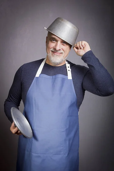 Humor man in the kitchen — Stock Photo, Image