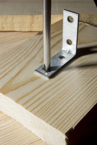 Металлические углы для крепления деревянных досок — стоковое фото