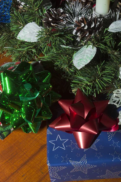 新年の木と贈り物 — ストック写真