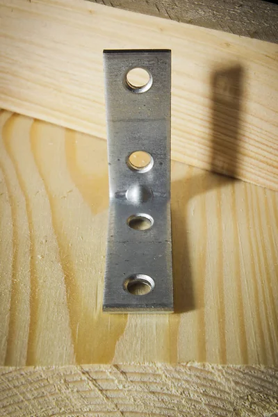 Esquinas de metal para sujetar tableros de madera —  Fotos de Stock