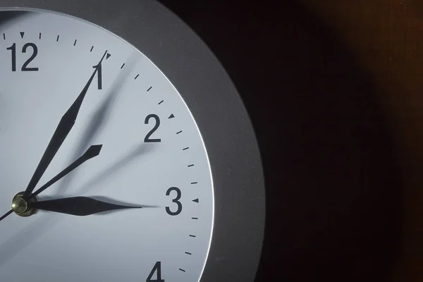 Reloj en una mesa de madera — Foto de Stock