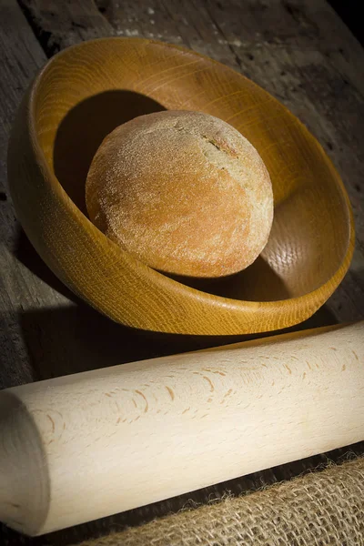 Rolo de pão em uma placa de madeira — Fotografia de Stock