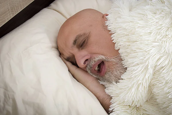 Homem de cabelos grisalhos dormindo — Fotografia de Stock