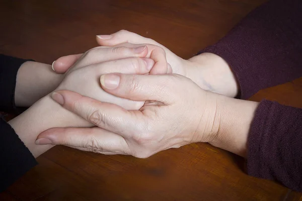 Handen in de handen dicht. — Stockfoto