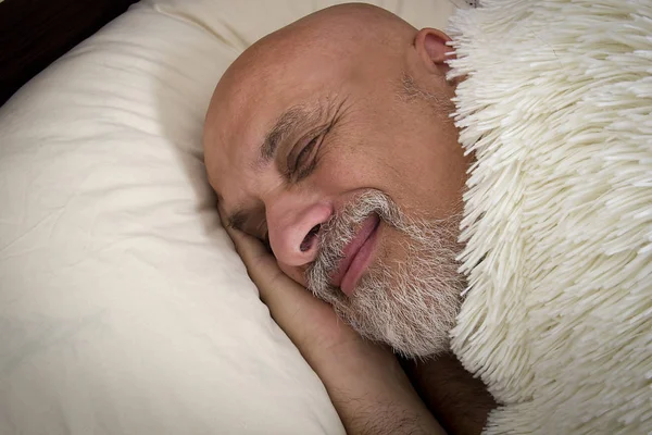 Homem de cabelos grisalhos dormindo — Fotografia de Stock