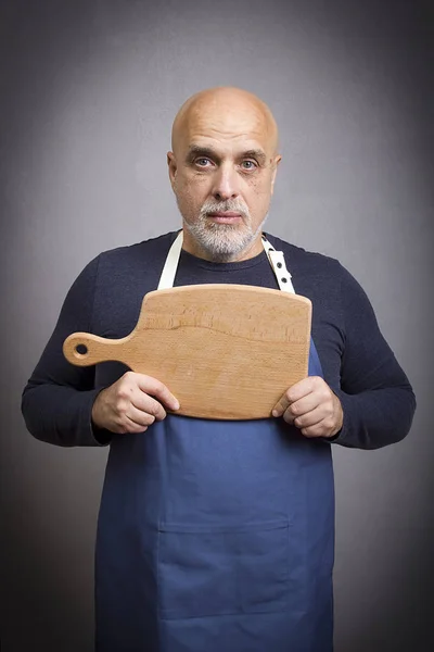Mężczyzna kucharz z deska do krojenia — Zdjęcie stockowe