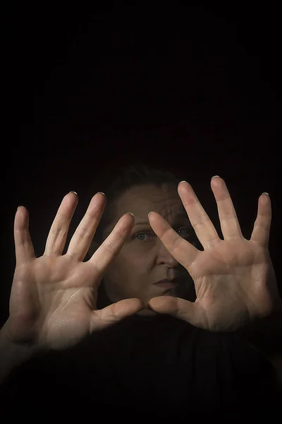 Donna mostra mani fermare gesto — Foto Stock