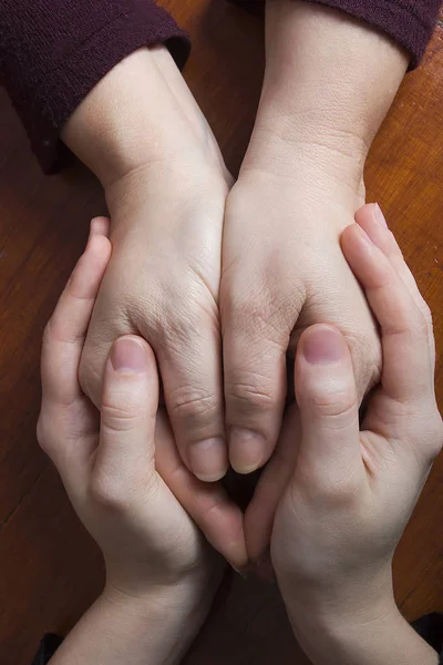 Mains dans les mains gros plan — Photo