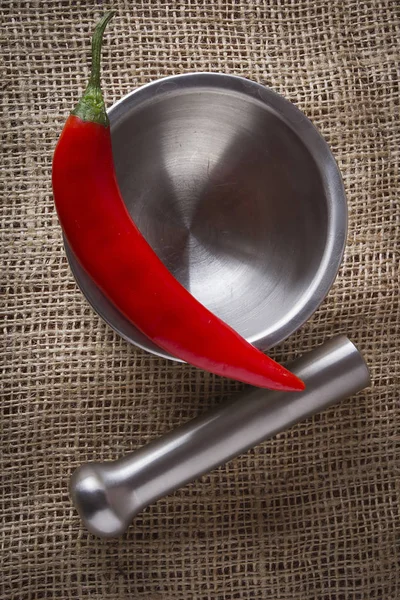 Mortel och mortel av metall med chilipeppar — Stockfoto