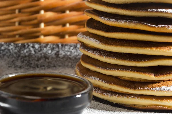 Stapel pannenkoeken op een bord — Stockfoto