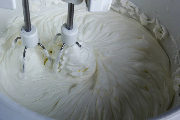 Crème fouettée dans un mélangeur — Photo