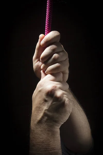 Mãos Masculinas Com Uma Corda Sobre Fundo Preto — Fotografia de Stock