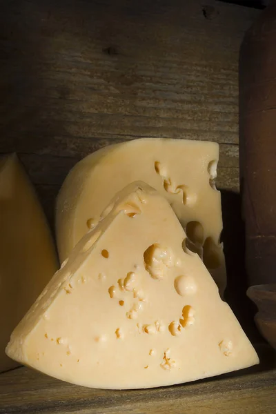 Eski Ahşap Arka Planda Peynir Parçaları — Stok fotoğraf