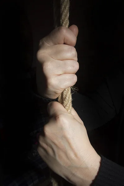 Mãos Femininas Com Uma Corda Fundo Preto — Fotografia de Stock