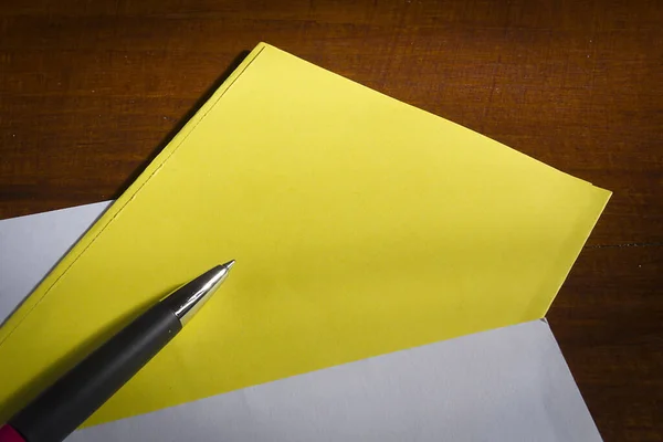Tahta Bir Masa Üzerinde Tükenmez Kalem Kağıt — Stok fotoğraf