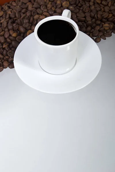 Café Grains Une Tasse Une Soucoupe Sur Fond Blanc — Photo