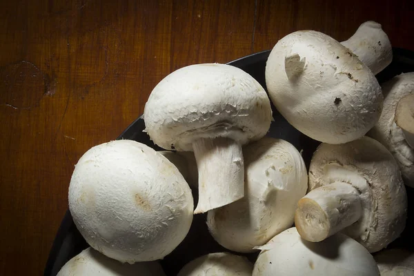 Funghi Champignon Freschi Sul Vecchio Tavolo Legno — Foto Stock