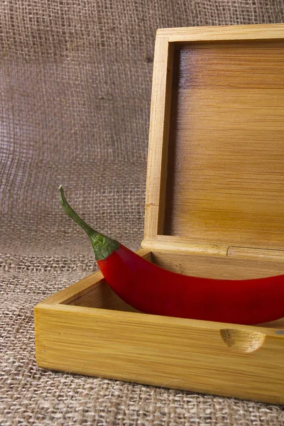 红辣椒豆荚在木箱里 — 图库照片