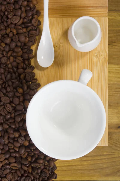 Chicchi Caffè Tazza Con Brocca Latte Sfondo Legno — Foto Stock