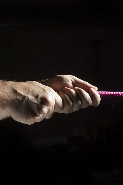 Männerhände Mit Seil Auf Schwarzem Hintergrund — Stockfoto