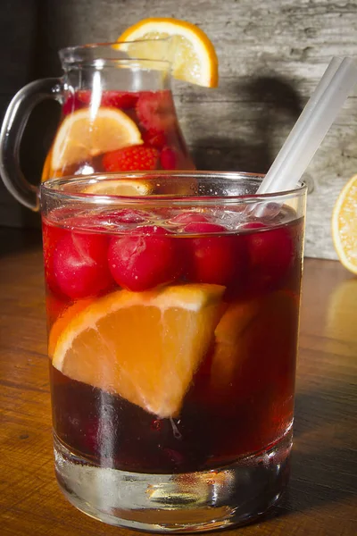 Erfrischende Sangria Punsch Und Früchte Auf Dem Tisch — Stockfoto
