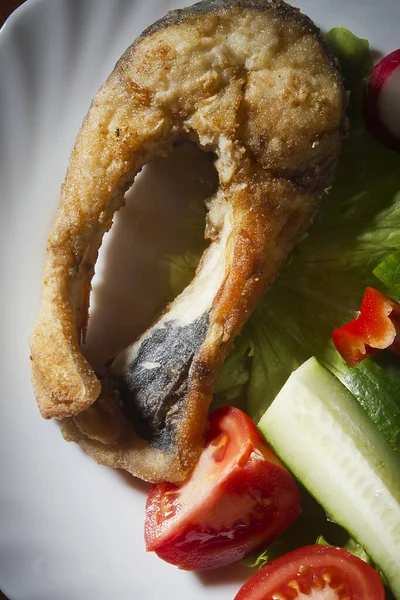 Жареная Рыба Свежие Овощи Белой Тарелке — стоковое фото