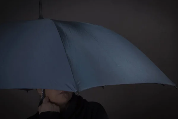 Vrouw Onder Een Zwarte Paraplu Een Donkere Achtergrond — Stockfoto