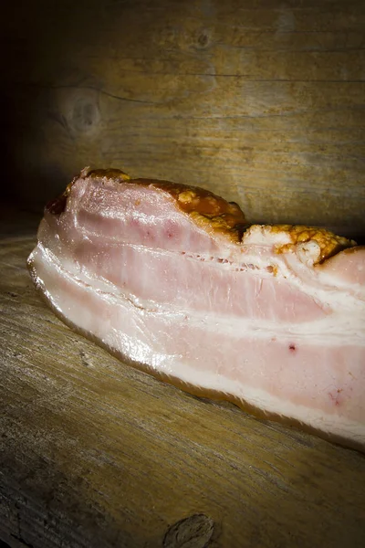 Ein Stück Geräuchertes Schweinefleisch Auf Einer Holzoberfläche — Stockfoto