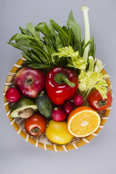 Σετ Λαχανικών Και Φρούτων Ένα Ψάθινο Καλάθι — Φωτογραφία Αρχείου