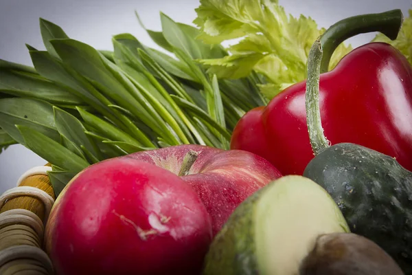 ウィカーバスケットの野菜や果物のセット — ストック写真