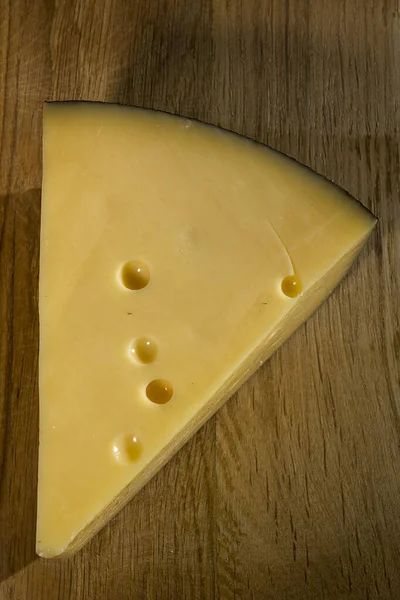 Stück Käse Auf Einem Holztisch — Stockfoto