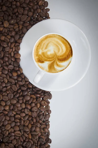 Granos Café Una Taza Platillo Sobre Fondo Blanco — Foto de Stock