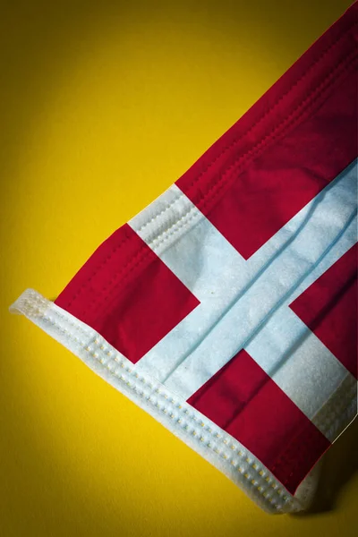 Danimarka Bayrağı Resmi Ile Tıbbi Yüz Maskesi — Stok fotoğraf