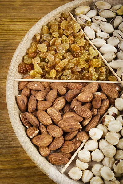 Houten Bord Met Een Set Noten Dadels Rozijnen — Stockfoto