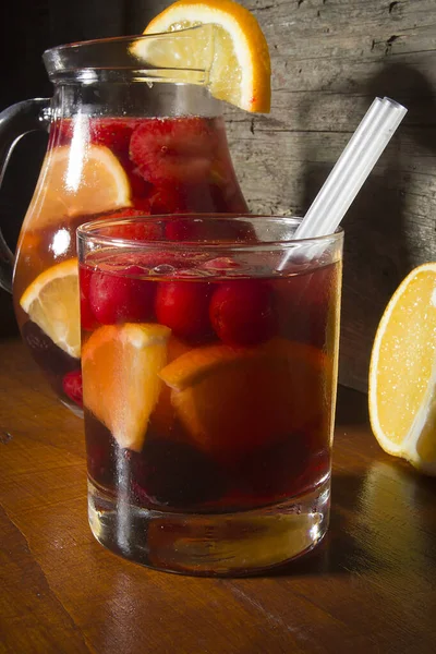 Erfrischende Sangria Punsch Und Früchte Auf Dem Tisch — Stockfoto