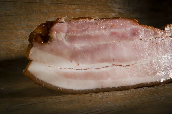 Pedaço Porco Defumado Uma Superfície Madeira — Fotografia de Stock