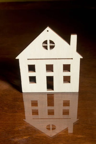 Holzmodell Eines Hauses Auf Reflektierender Oberfläche — Stockfoto
