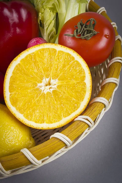 柳条篮中的一组蔬菜和水果 — 图库照片