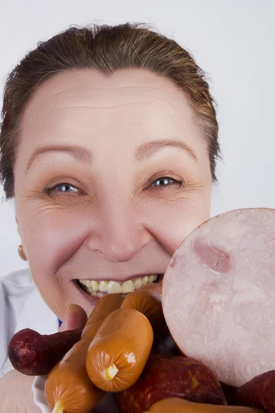 Glimlachend Gelukkig Vrouw Gezicht Met Worsten Een Witte Achtergrond — Stockfoto